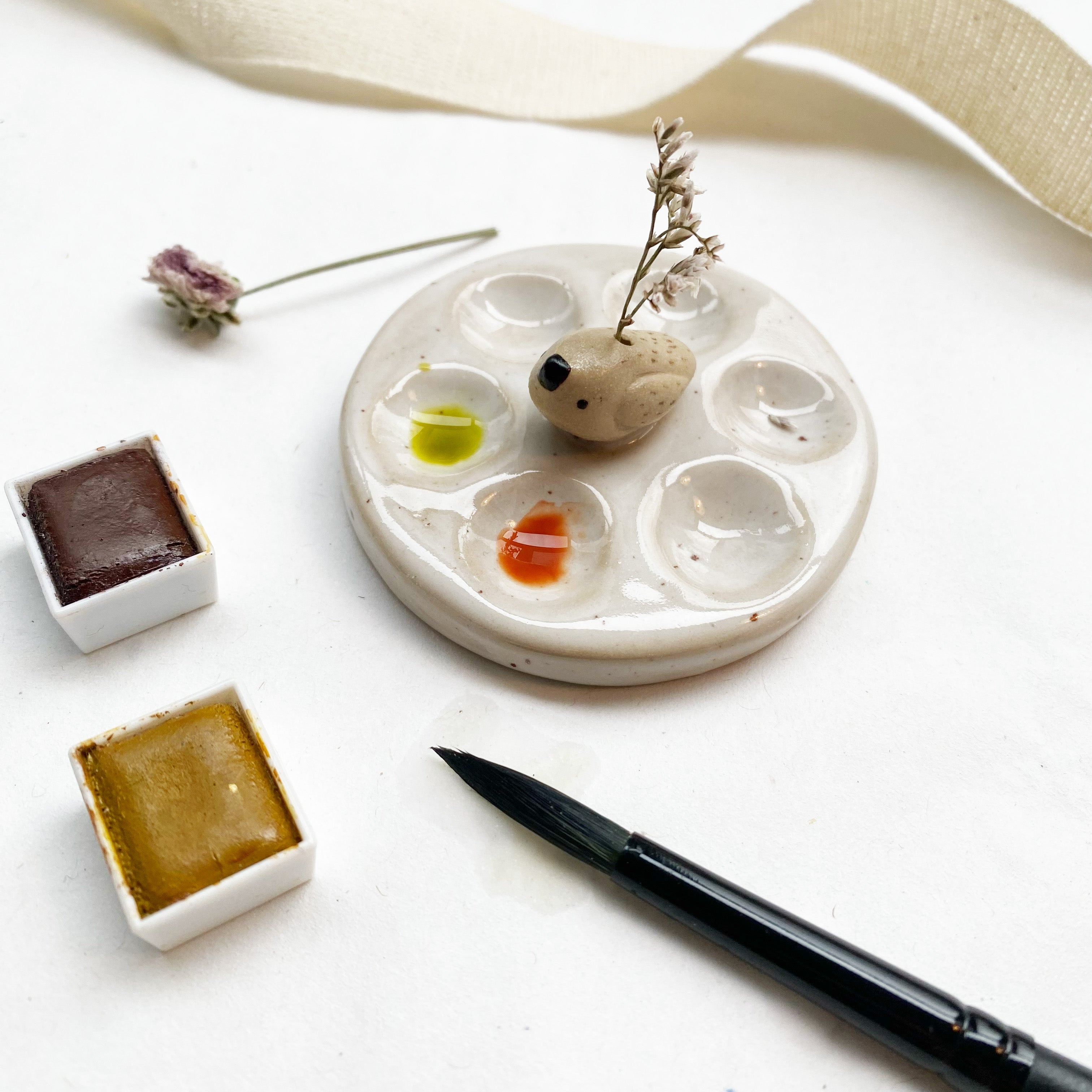 round mini mixing palette with birds