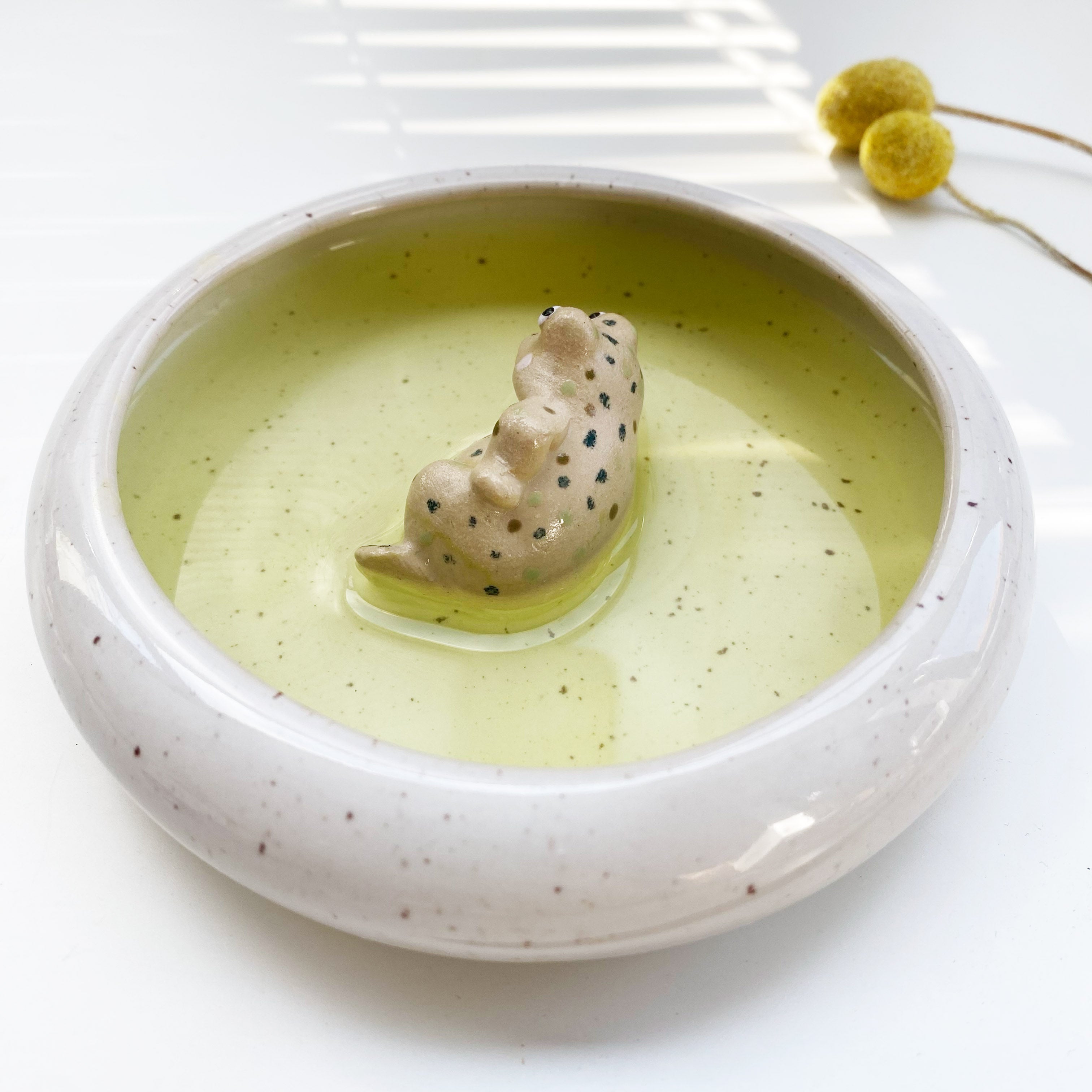 Water bowl / jewelry bowl with frog