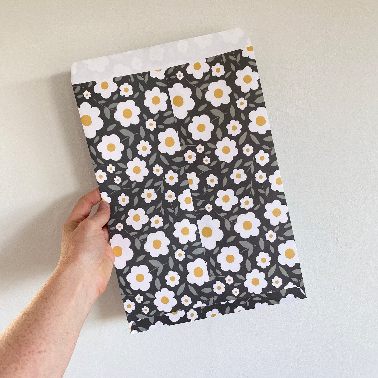 Gift bags / paper bags in A4 with daisies