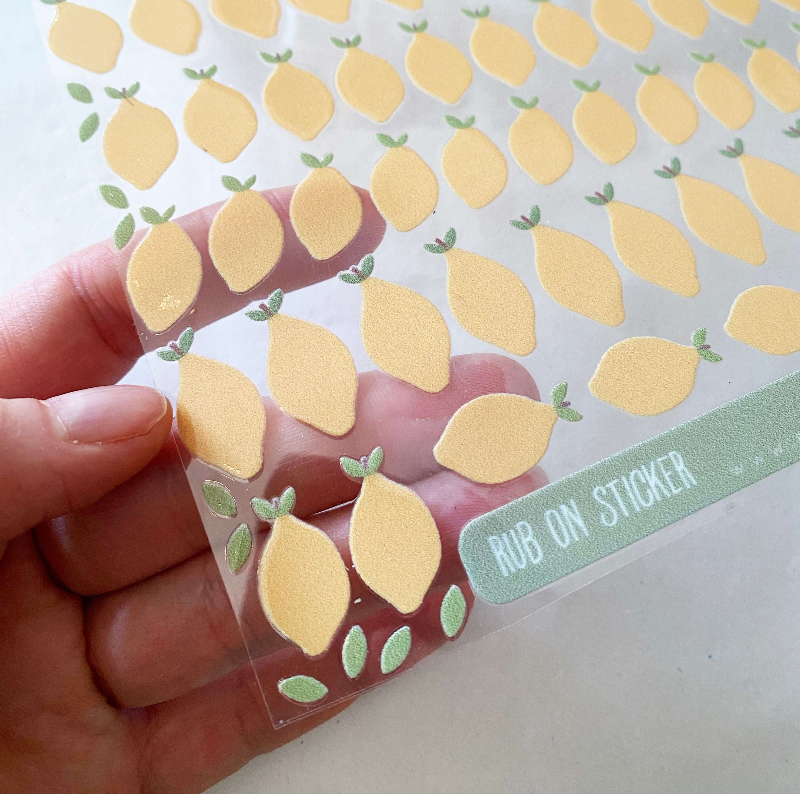 RANDLOSE Sticker / Rub on / für alle glatten Oberflächen / für die Trinkflaschen/Brotdose/ Fahrrad/robust /für innen und außen - Zitronen klein