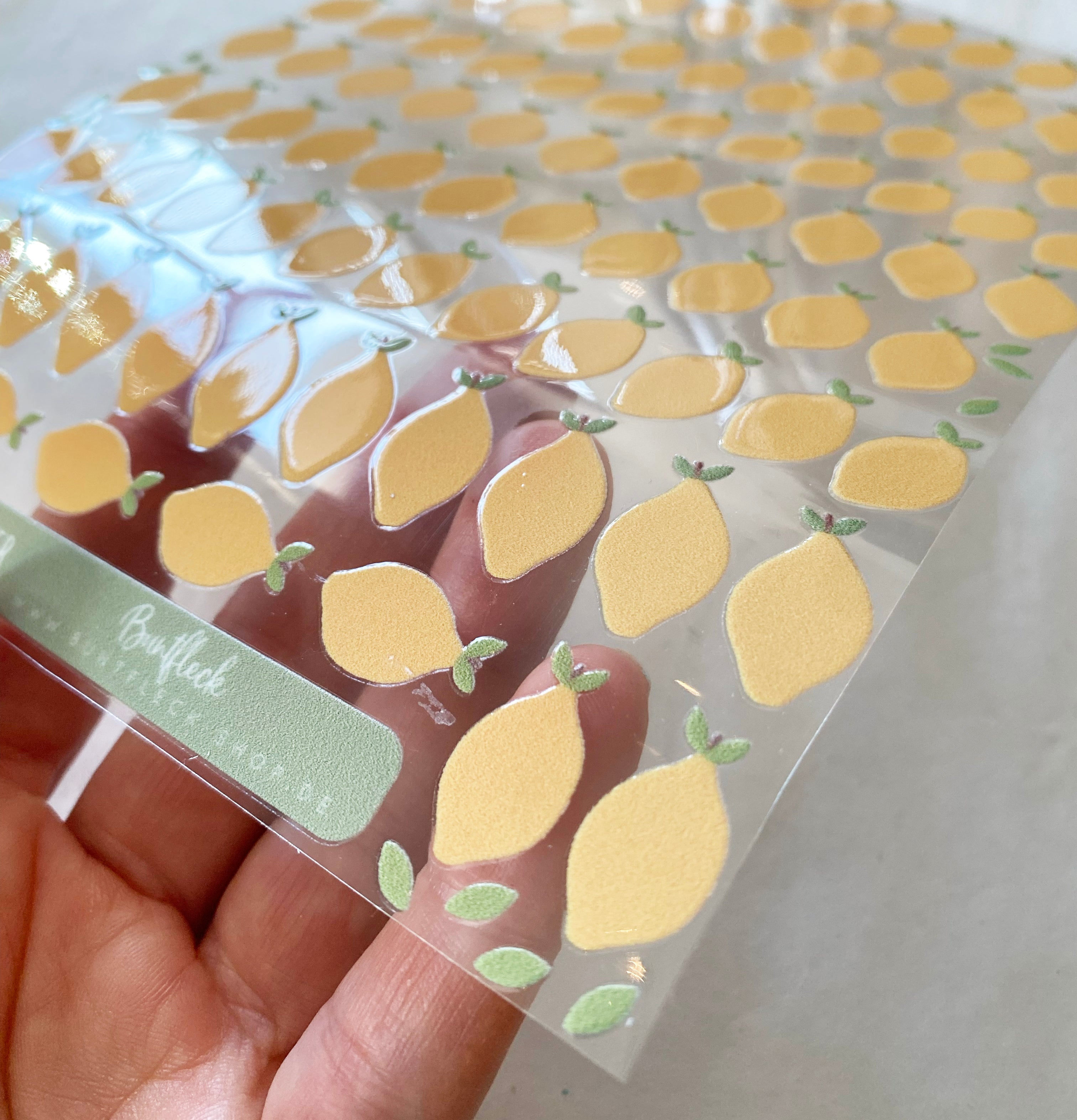 RANDLOSE Sticker / Rub on / für alle glatten Oberflächen / für die Trinkflaschen/Brotdose/ Fahrrad/robust /für innen und außen - Zitronen klein