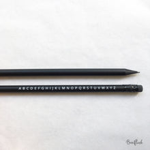 Laden Sie das Bild in den Galerie-Viewer, ABC-Bleistift in schwarz oder weiß