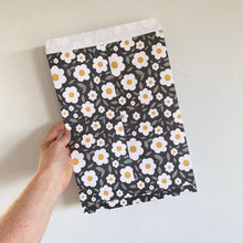 Laden Sie das Bild in den Galerie-Viewer, Geschenktüten / Papiertüten in A4 mit Gänseblümchen