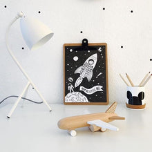 Laden Sie das Bild in den Galerie-Viewer, Geburtsanzeige/Kinderbild &quot;Kleiner Astronaut&quot;